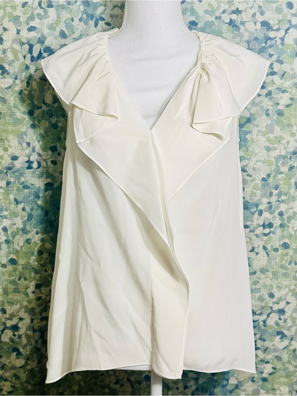 BCBG Max Azria Off White Ruffle Neck Sleeveless Blouse XS